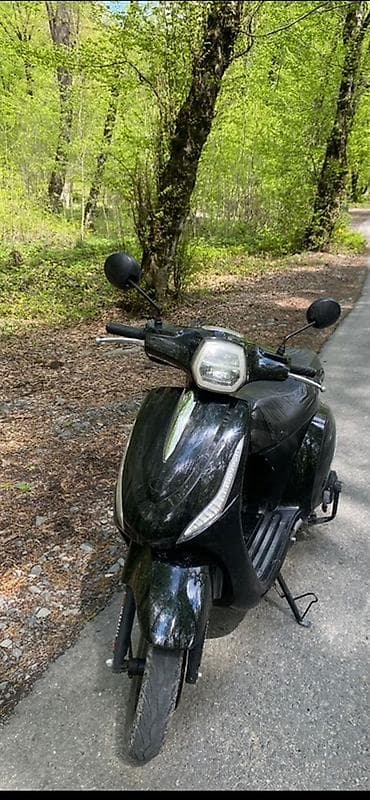 Qara rəngli şəhər skuter/moped - Rəng: parlaq qara - Kuzov: kompakt