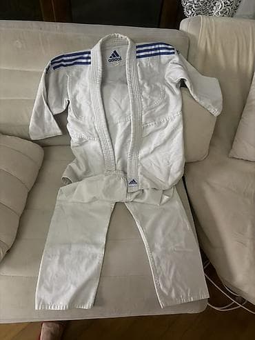 Adidas cüdo gi dəsti 10yaaha kimi oglan uchun, az istifade okunun. -