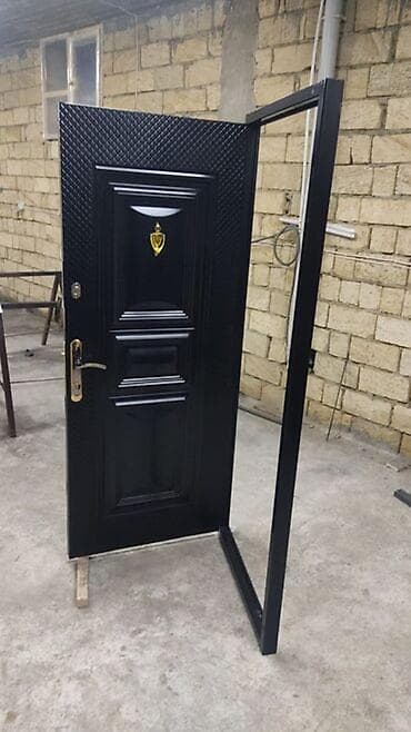 giriş qapı: Dəmir giriş qapısı – klassik dizayn, qara rəng. - Material: möhkəm — 2