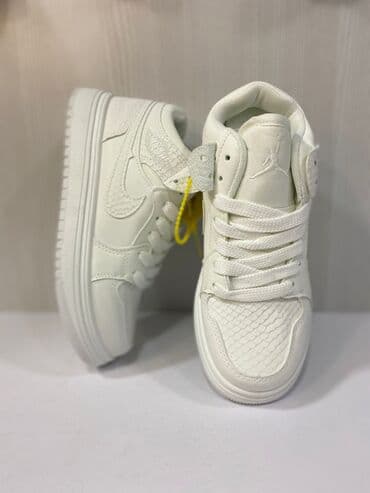 toxunma corablar: Ağ rəngli uşaq krossovkası - Model: aşağı kəsimli, klassik basketbol — 3