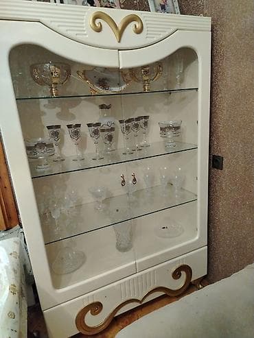 vitrin suse: Şüşəli dolab vitrini, İşlənmiş, Ünvandan götürmə — 1