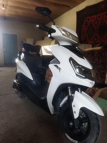 scooba skuter: Şəhər içi rahat və qənaətcil səyahətlər üçün ağ rəngli Elektrik moped — 10