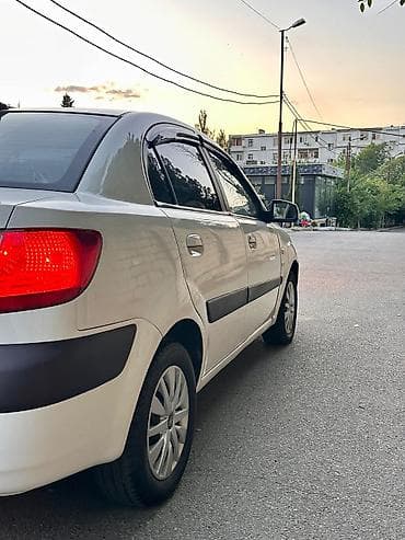 sam diskiler: Kia Rio sedan – ağ rəng, şəhər üçün qənaətcil və rahat kompakt — 6
