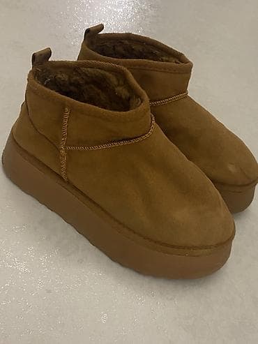 ugg bakü: Qadın üçün qısa boğazlı, içi isti tüklü qış botu. Model yumşaq zamşa — 2