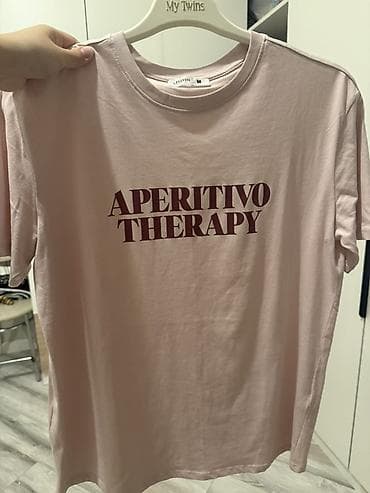 Qadın T‑şörtü – “APERITIVO THERAPY” yazılı - Rəng: açıq pudra/çəhrayı