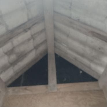 it paltarları: === PART 1: TEXTUAL DESCRIPTION === Taxtadan hazırlanmış it daxması — 2