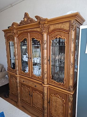 Klassik üslubda iri ölçülü vitrini-bufet - Material: təbii ağac