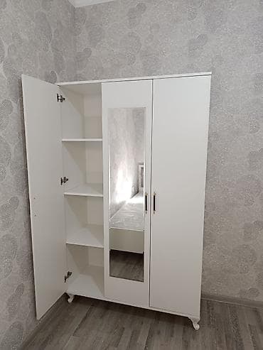 pisik sekilleri: Ağ rəngdə yığma yataq otağı mebel dəsti Tərkibi: - 3 qapılı dolab — 2