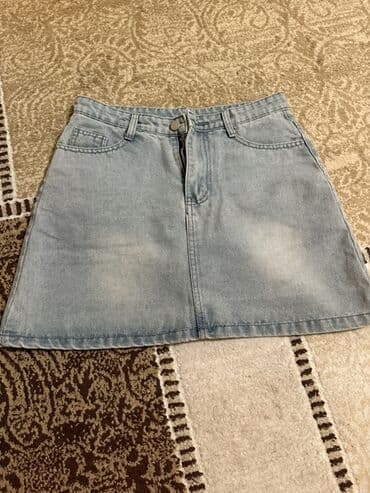 Açıq mavi rəngdə cins ətli yubka. - Klassik A-kəsim siluet, dizdən