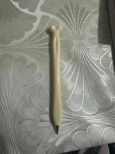 Mövzu: Sümük formalı qələm Təsvir: - Dizayn: İnsan sümüyü formasında