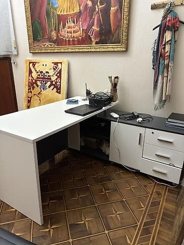 Офисные столы: Ofis üçün L formalı iş masası + stul - Rəng: ağ və qrafit/qaranlıq — 2