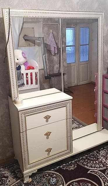 kohnə mebellər: İşlənmiş, Güzgülü — 1