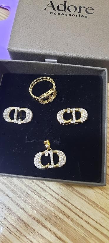 Çantalar: Yenidi.30 manatlıq dəstdi.Çox gözəl parıltısı və görünüşü — 1