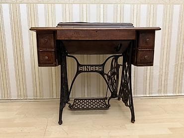 Məhsul: Singer pedallı tikiş maşını və ağacdan qatlanan masa-stend