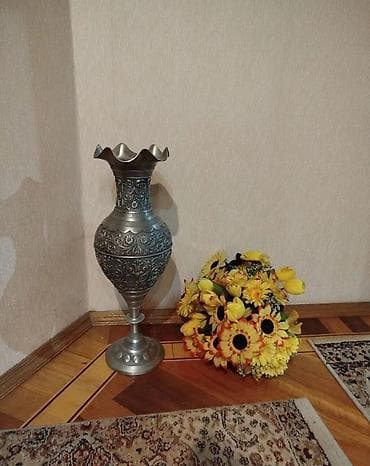 Vazalar: Bir vaza, Metal — 1