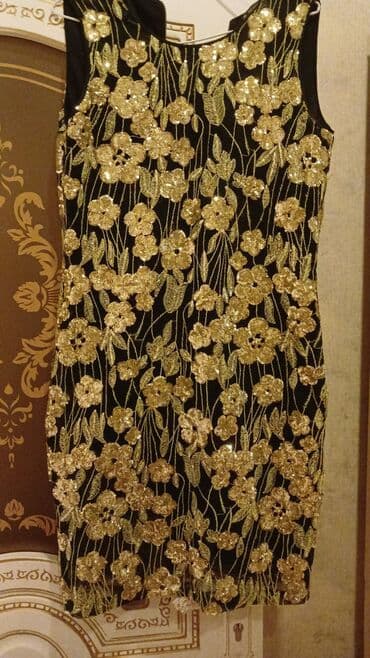 вечерние платья на новый год: Qızılı payetli çiçək naxışlı gecə donu - Rəng: qara əsas parça — 1