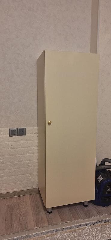 Minimalist birqapılı şkaf.icində 3 ədəd polka var.hündürlüyü 150 sm