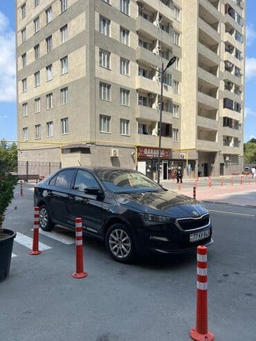 ucuz aftamabil: Skoda Rapid, qara rəng, sedan gövdə. Texniki və komfort — 2