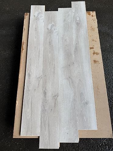 Boz açıq tonlarda taxta naxışlı laminat döşəmə panelləri - Rəng və