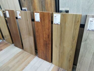 Laminat: Müxtəlif rəng və teksturalarda laminat döşəmə panelləri. Hər bir panel