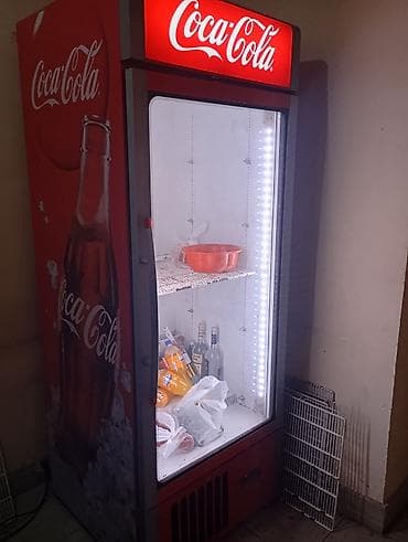 Coca‑Cola brendli vitrin tipli içki soyuducusu - Şaquli şüşə qapılı — 1