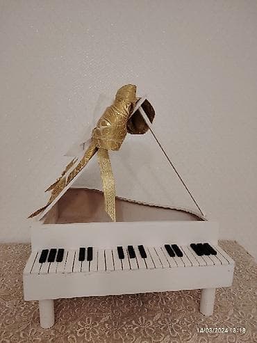 xonça şokolad: Xonca piano satilir icine sokolad ve cicek qoyub hediyye etmek olar — 2