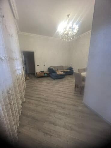 memar ecemi kiraye: 4 otag - Zal: Geniş və işıqlı otaq, kristal lüstrlü asma tavan — 22