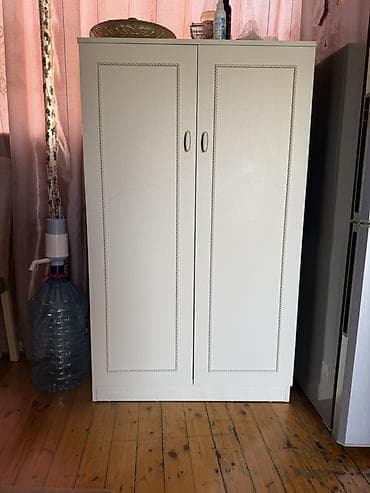 İki qapılı, ağ rəngli saxlama şkafı - Klassik dizayn: Ön qapılarda