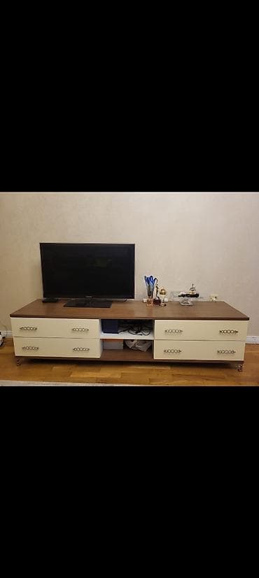 Düz TV altlığı, Polkalı, Laminat