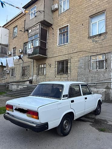 aftamabilər: VAZ 2107 sedan – klassik ağ rəngdə, 4 qapılı kuzov. Texniki — 6