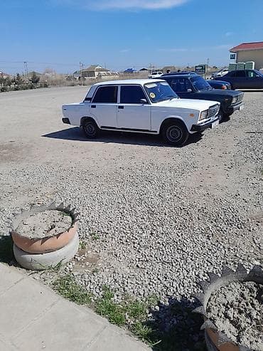 vaz 2107 abilsofka: VAZ 2107, ağ rəng, 4 qapı sedan. Texniki xüsusiyyətlər: - Benzin — 9