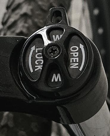 velosbetler: Toba dağ velosipedi – parlaq qırmızı rəngdə, yüngül və möhkəm — 2