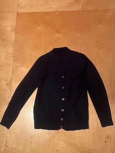 Məhsul: 2 ədəd kişi kardiqanı (V-yaxa, düyməli) 1) Tünd rəngli