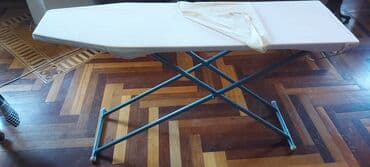 Bu ütü masası ağardılmış kətan örtüklə tamamlanmışdır və qatlanabilən