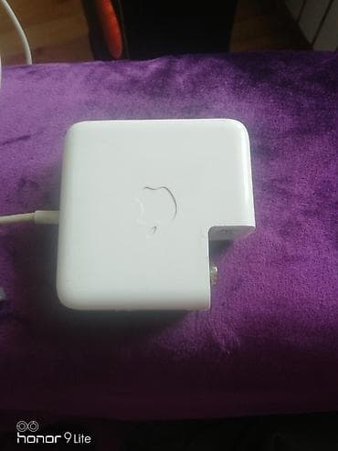 Apple MacBook adapteri – kvadrat formalı ağ şarj bloku. Orijinal Apple