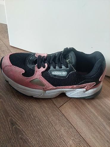 krosofka: İdman ayaqqabısı və zərif bot dəsti - Model: Adidas Yeezy 700 — 6