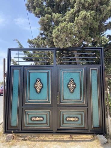 demir qapi bezekleri: Qara rəngdə, bürünc elementlərlə bəzədilmiş metal qapı. Qapının — 6