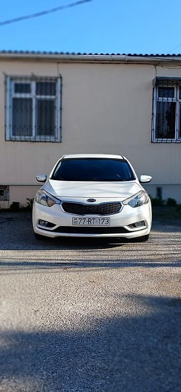 kia clarus: Kia Forte sedan – ağ rəng, 4 qapı, AZ dövlət nömrə nişanı 77-RT-173 — 1