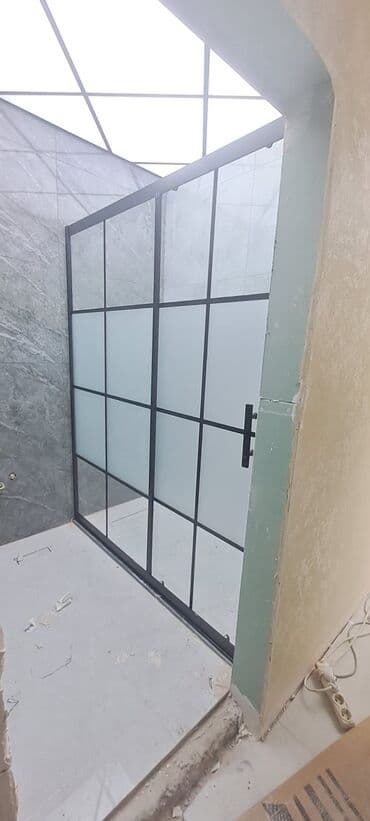 ремонт ванн: Qara çərçivəli, mat şüşəli duş kabinəsi. Müasir dizaynı ilə vanna — 1