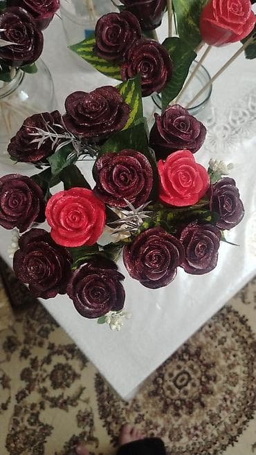 Daş güllər Sifarişlə hazırlanır.Gülün sayına görə qiymət — 4