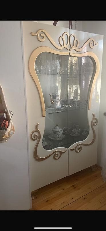 barokko: Barokko üslubunda dəst: güzgülü konsol/komod və vitrin şkaf. - Rəng — 2