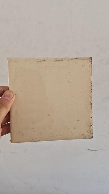 daş palıd: Krem rəngli keramika kafel plitələri - Ölçü: təxminən 15 x 15 sm — 3