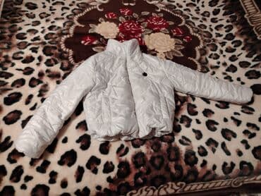 hamilə geyimi: Ağ rəngli qadın qısa şişmə kürk/plaş tipli gödəkçə. - Model: qısa — 1