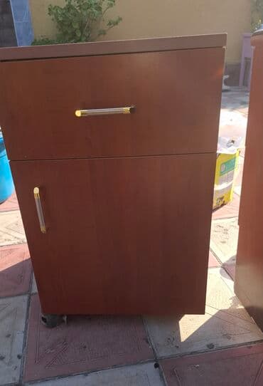 divar sticker: Şüşə kölgəli, şirli metal əsaslı, dekorativ qızılı detallı bir divar — 9