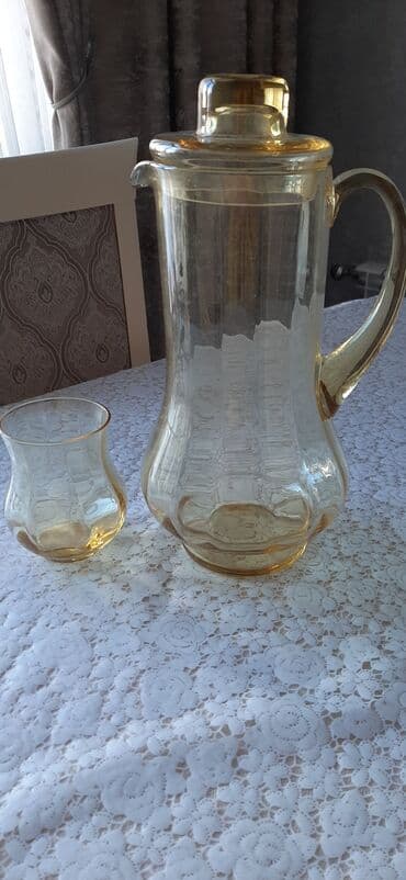 графин: Графин старинный, цветное стекло. без сколов и трещин . вмещает чуть — 6