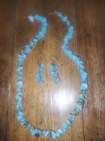 islenmis qizil sirqalar: Qədimi daşlar.Təcili təmiz firuzə daşı qədimi60 yaşı var.Cox incə — 2