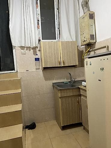 neftciler: Kirayə üçün sadə, tam mebellı kiçik mənzil/otaq. Plan və təchizat: - — 2