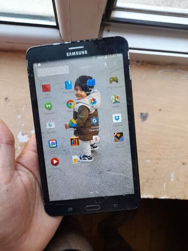 planşetlər samsung: Bu, arxa tərəfində "SAMSUNG" loqosu və "CE 0168" nişanı olan qara — 3