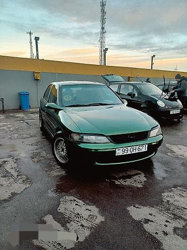 samara maşın: Opel Vectra sedan – yaşıl rəng, 4 qapı, AZ nömrə nişanı. Şəhərdaxili — 7