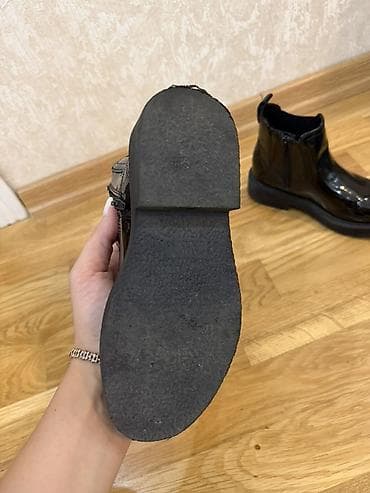 Детская обувь: Zara ботинки 
В идеальном состоянии 
Размер 30
Цена 15 — 6